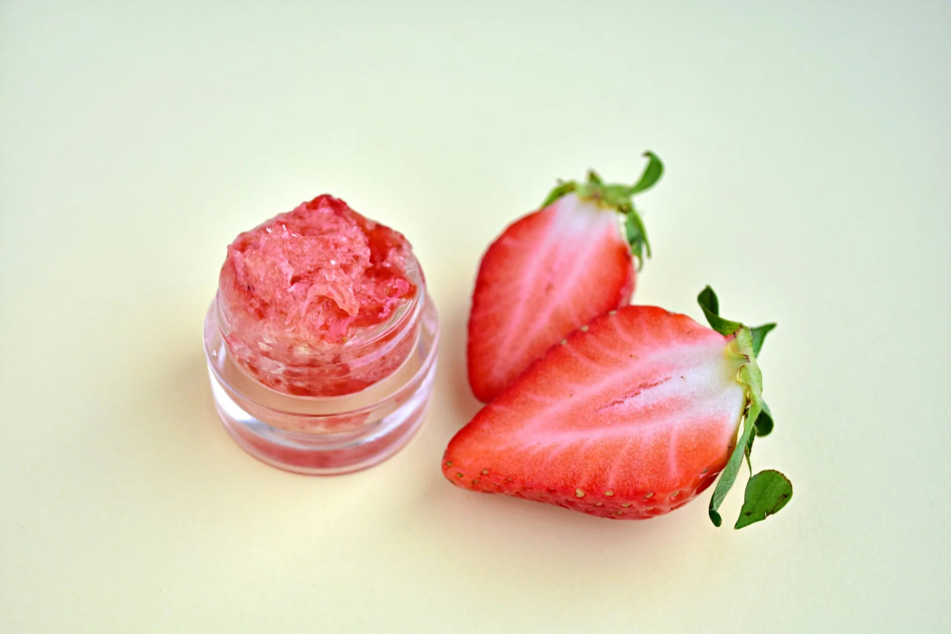 Lip Scrub Bantu Mencerahkan Bibir